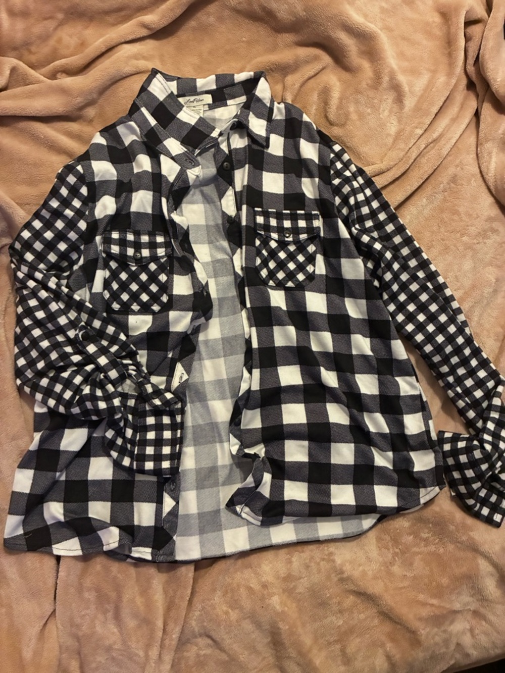 💰5/$10 Women’s Black & White Plaid Button-Up Shirt